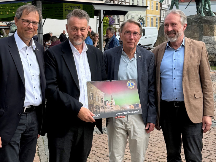 Knut Foraita, Bürgermeister Ivica Lukanic, Jörg Emmert und Martin Geißler bei der Übergabe.