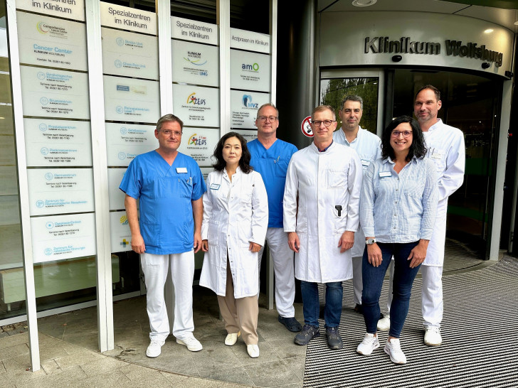 Haben den doppelten Qualitätscheck des gemeinsamen Cancer Centers bestanden (v. li. n. re.): Dr. Marcel Ott, Stellv. Sprecher des Cancer Centers, Priv.-Doz. Dr. Mignon-Denise Keyver-Paik, Leitung Brustzentrum, Dr. Steffen Neumann, Leitung des Zentrums für Hämatologische Neoplasien, Dr. Thomas Jungbluth, Leitung des Viszeralchirurgischen Zentrums (gemeinsam mit Prof. Dr. Homann), Prof. Dr. Florian Fuller, Leitung Prostatazentrum,  Sarina Schätz, Qualitätsmanagementbeauftragte, Prof. Dr. Nils Homann, Leitung des Viszeralchirurgischen Zentrums (gemeinsam mit Dr. Jungbluth) und Sprecher des Cancer Centers