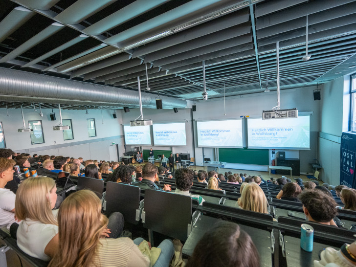 Blick in den Hörsaal bei der Erstsemesterbegrüßung am Campus Wolfsburg der Ostfalia Hochschule.