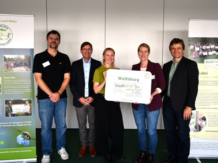 Nahmen das Silber-Label entgegen: Stefanie Jäger-Wilke (Leiterin des Geschäftsbereiches Grün, zweite von rechts) und Sabine Krüger (Geschäftsbereich Grün, dritte von links). Mit dabei Alexander Pelzel (Fachreferent Kommbio, links), Dr. Uwe Messer (Fachreferent Kommbio, zweiter von links) und Robert Spreter (Geschäftsführer Kommbio, rechts).
