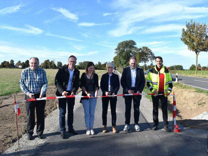 Gaben den neuen Radweg für den Verkehr frei (v.l.n.r.): Ahlumer Ortsbürgermeister Siegfried Hauptstein, Wolfenbütteler Stadtbaurat Klaus Benscheidt, Atzumer Ortsbürgermeisterin Kerstin Hoyer, Landrätin Christiana Steinbrügge, WLW-Betriebsleiter Torsten Ruhe und Ingo Steinwedel vom Planungsbüro iwb.