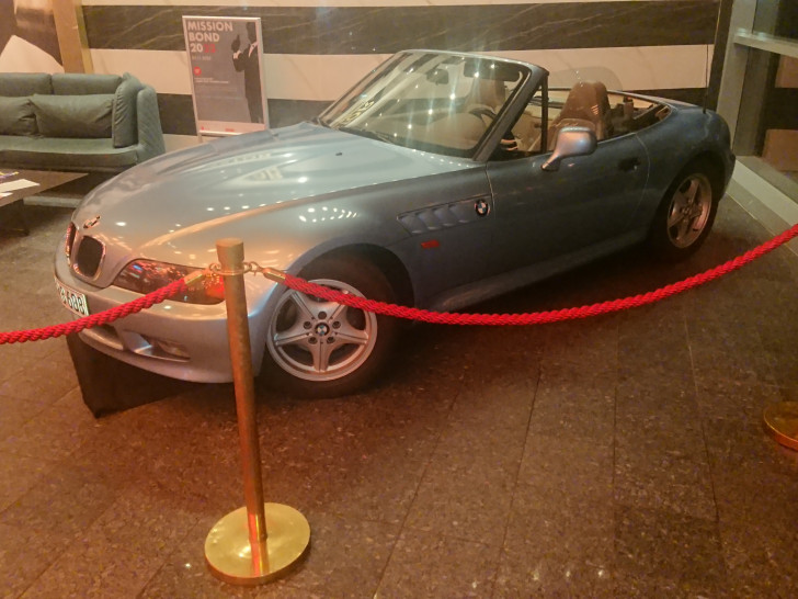 In der Ausstellung unter anderem zu sehen: Der BMW Z3, der in "GoldenEye" als Bondcar zu sehen war.