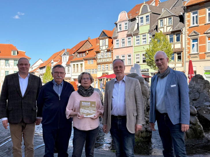 Susanne Weihmann mit v. l. Bürgermeister Wittich Schobert, Jochen Weihmann, Erster Stadtrat Henning Konrad Otto, stellvertr. Fachbereichsleiter Kultur und Tourismus Holger Becker