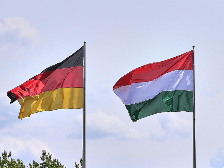 Fahnen von Deutschland und Ungarn (Archiv)