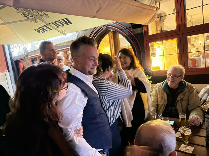 Ivica Lukanic ist völlig überrascht vom eigenen Wahlerfolg. Gespannt verfolgt er die Zwischenergebnisse.