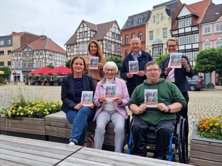 Gemeinsam auf den Weg gebracht: Die neue Broschüre. (1. Reihe v.l.) Ulrike Treptow (Lebenshilfe Peine-Burgdorf), Ingrid Hoyer (Seniorenbeirat der Stadt Peine) Julian Drozdziol (Arbeitsgemeinschaft Barrierefreiheit), 2. Reihe v.l.) Anja Barlen-Herbig (Geschäftsführung Peine Marketing GmbH), Bürgermeister Klaus Saemann (Aufsichtsratsvorsitzender der Peiner Marketing GmbH), Kathrin Klingenberg (Projektverantwortliche Peine Marketing GmbH).