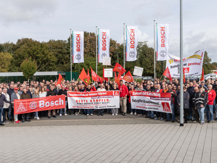 Die Belegschaft demonstrierte vor dem Werkstor.