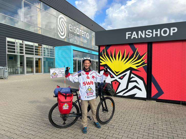 Sven Glaß kurz vor seiner Abfahrt nach Krefeld an der Eisarena Bremerhaven.