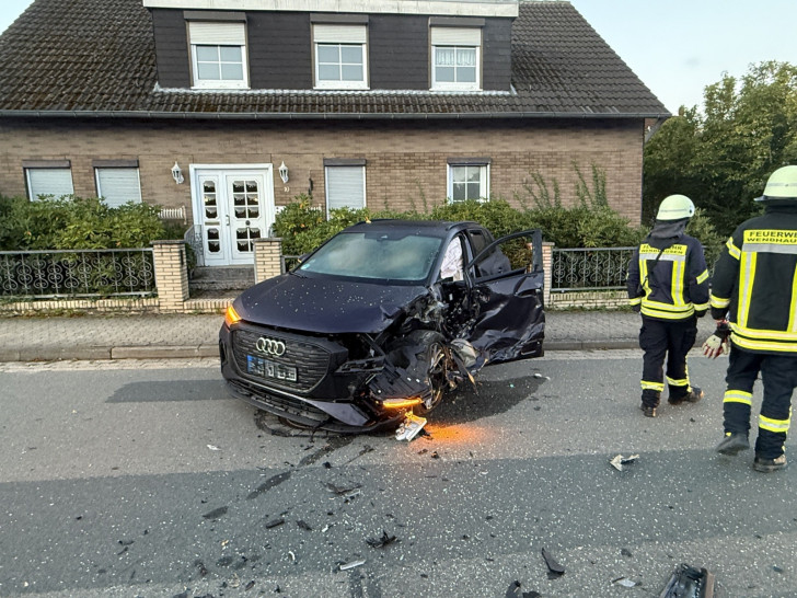 Der Audi war mit dem Trecker zusammengestoßen.