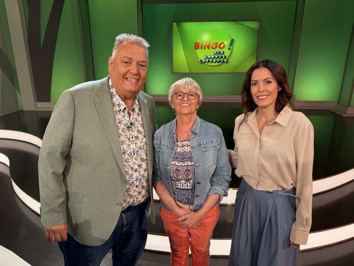 Nach der Sendung gab es noch ein Erinnerungsfoto mit den Moderatoren Michael Thürnau und Jule Gölsdorf (re.).