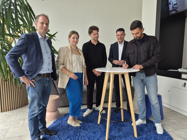 Die Beteiligten bei der Unterzeichnung des Letter of Intent.