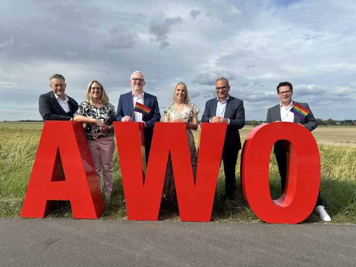 Zum 10-jährigen Bestehen der Kinderwohngruppe "Feldmäuse" gratulierten (v. l.) Ivica Lukanic (Bürgermeister Stadt Wolfenbüttel), Inga Dixon (Sozialausschussvorsitzende Stadt Wolfenbüttel), Falk Hensel (Geschäftsfeldleiter Familie und Soziale Dienste, AWO-Bezirksverband Braunschweig), Anne Salas (Einrichtungsleiterin "Feldmäuse"), Rifat Fersahoglu-Weber (Vorstandsvorsitzender AWO-Bezirksverband Braunschweig), Martin Albinus (Leiter Jugendamt Stadt Brauschweig).