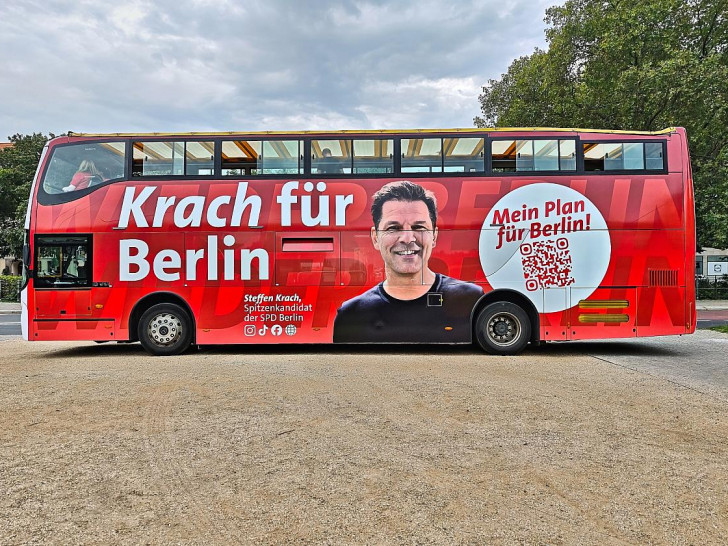 Bus mit Wahlwerbung für Steffen Krach (Archiv)