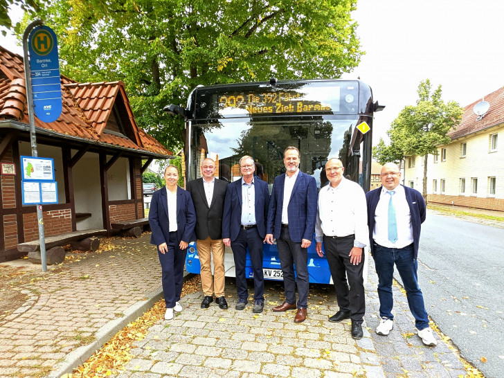v.l.: Christiane Hummert (Betriebsleiterin KVG), Wittich Schobert (Bürgermeister Helmstedt), Dr. Michael Thiesies (Leiter der Verkehrsabteilung KVG), Steffen Müller (Geschäftsführer KVG), Dr. Stefan Weferling (Ortsbürgermeister Barmke) und Andy Giese (Fahrdienstleiter KVG).