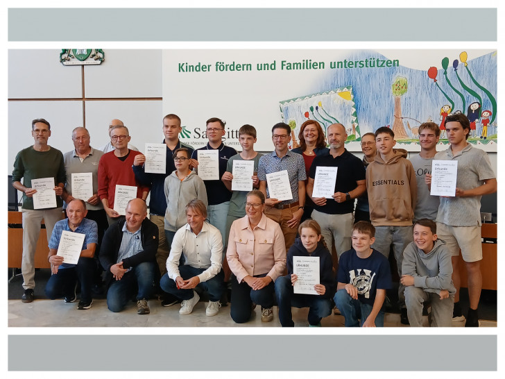 Erster Bürgermeister Stefan Klein (vorne 3. v. li.) und Sponsorin Nicole Mölling (vorne 4.v.li.) mit den Siegerinnen und Siegern des Stadtradeln und Schulradeln 2026.