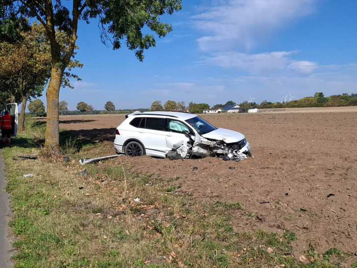 Der Wagen war auf dem Acker gelandet.