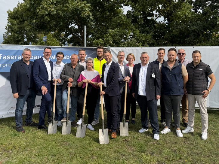 Der geförderte Glasfaserausbau in Wolfsburg geht in die Bauphase. Vertreter aus Politik, Stadtverwaltung sowie der umsetzenden Firmen haben im Beisein von Oberbürgermeister Dennis Weilmann den offiziellen Spatenstich gefeiert.