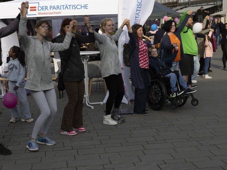 Am Ende der Veranstaltung bildeten die Besucherinnen und Besucher des Aktionstags eine Menschenkette als Zeichen der Verbundenheit.