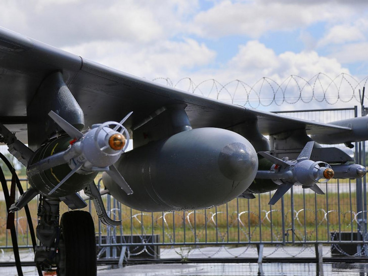 Bewaffnung unter einem Kampfjet (Archiv)