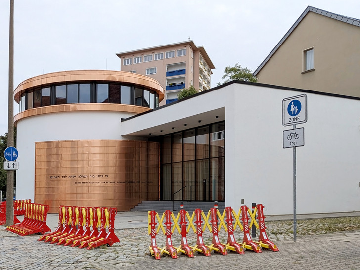 Zum Schutz vor Anschlägen stehen Fahrzeugsperren vor dem Eingang der Synagoge in Dessau.
