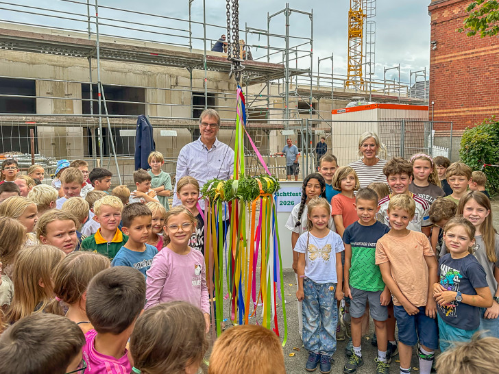 Beim Familienrichtfest bekamen die Schulkinder einen eigenen Richtkranz.