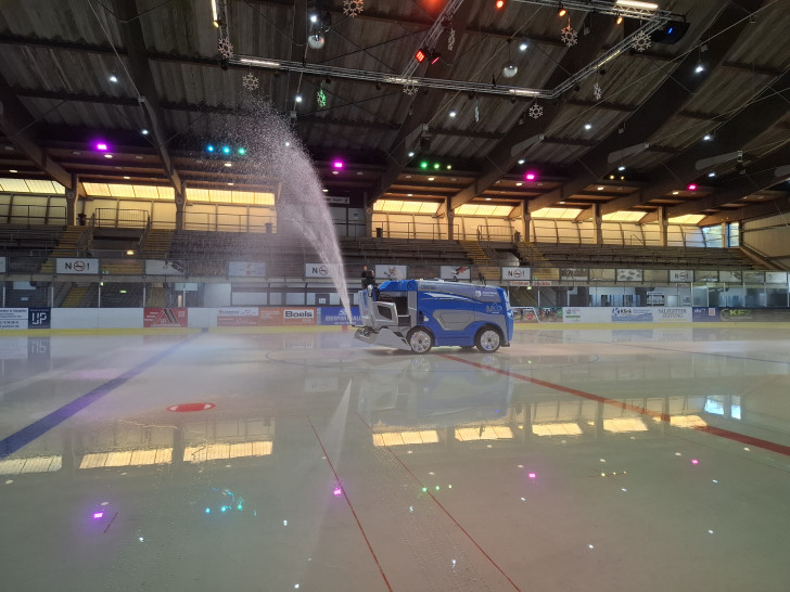 Spiegelglatt: Das Eis in der Eissporthalle wartet wieder auf Schlittschuhbegeisterte.