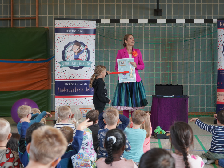 Mit einer Zahnbürste zaubern? Das funktioniert genauso gut wie mit einem Zauberstab, wie einige Kinder auch selbst ausprobieren dürfen.