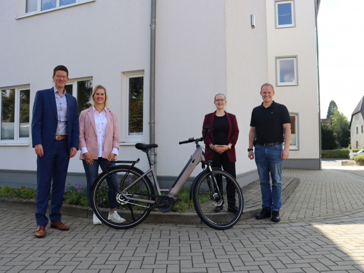 Tobias Grünert (Bürgermeister), Annika David (Sachbearbeiterin Gesundheitsmanagement und Organisation), Anika Tiburczy (Fachbereichsleitung Zentrale Dienste und Finanzen) und Dennis Kopaniarz (Fachdienstleister Personal, Organisation, Feuerwehr, IT) (v. li.).