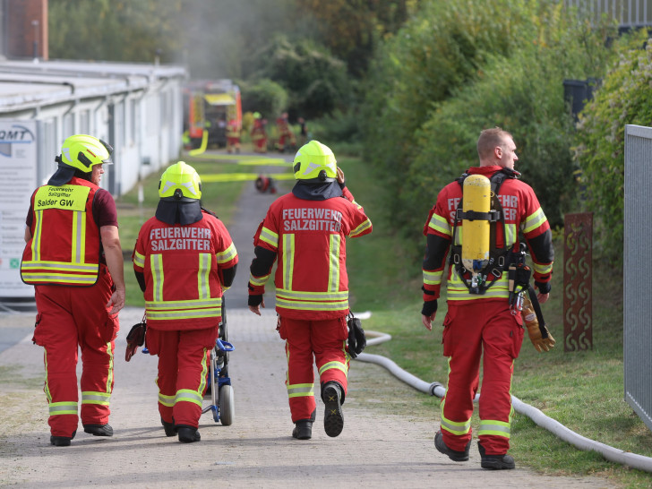 Die Feuerwehr ist derzeit bei einem Lagerhallenbrand im Einsatz.