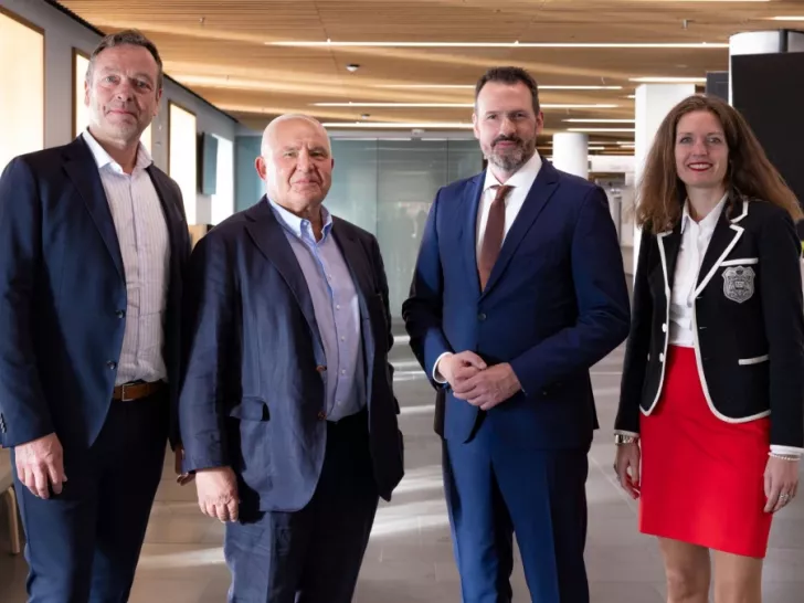 Beim Wechsel in der Herzchirurgie (v. l.): Jan-Olaf Klok, Kaufmännischer Geschäftsführer des skbs; Priv. Doz. Dr. Wolfgang Harringer, langjähriger Chefarzt der HTG-Klinik; Prof. Dr. Sven Peterß, neuer Chefarzt der HTG-Klinik; Priv. Doz. Dr. Alina Dahmen, medizinische Geschäftsführerin des skbs.