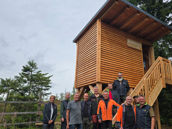 Bei der Eröffnung der neuen Besucherplattform mit Nationalparkleiter Dr. Pietsch (r.), Revierleiter August Bock (5.v.li.), seinem Vorgänger Ulrich Schulze (3.v.li.) und den an dem Projekt beteiligten Mitarbeiter*innen der Nationalparkverwaltung.