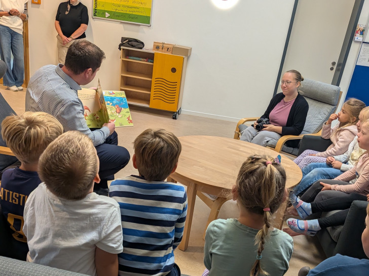 Bei einem ersten Besuch in einer Kindertagesstätte stellte Landrat Philipp Raulfs das Bilderbuch persönlich vor. Weitere Lesungen in Kindertagesstätten im Landkreis Gifhorn sind bereits geplant.