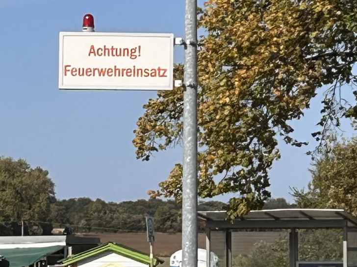 Akustisch und optisch wird auf die Einsätze der Feuerwehr hingewiesen.