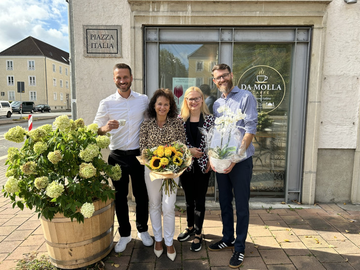v. l. Florian Martin (WMG-Citymanager), Eleonora Marrone (Vini d’Italia), Barbara Wolnik-Tkacz (fachliche Leiterin Gewerbemanagement bei der NEULAND) und Drisel Molla (Da Molla) freuen sich über die erfolgreiche Unternehmensnachfolge für das Vini d’Italia.