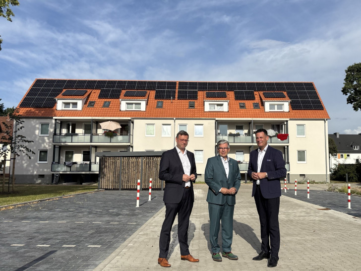 GWG-Geschäftsführer Andreas Otto (M.) erläutert Bürgermeister Matthias Nerlich (r.) und Stadtbaurat Oliver Bley (l.) die vollzogenen Modernisierungsmaßnahmen am Herbert-Trautmann-Platz.