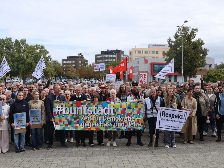 In Salzgitter setzten gut 270 Menschen ein Zeichen für Demokratie.