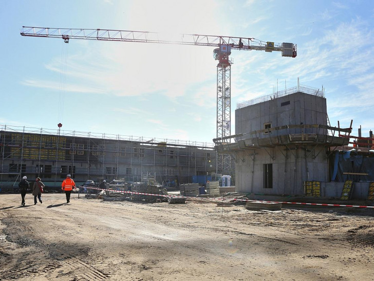 Baukran auf einer Baustelle (Archiv)