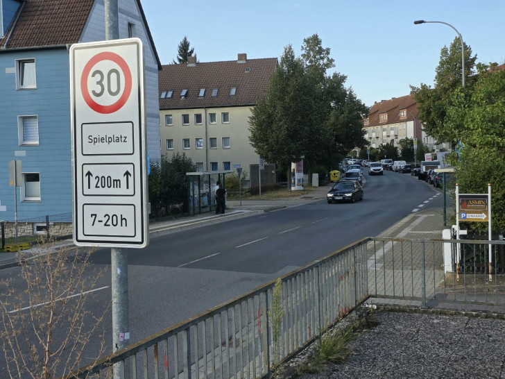 Vor einigen Spielplätzen in Wolfenbüttel, wie hier im  Doktorkamp, gilt nun Tempo 30. 