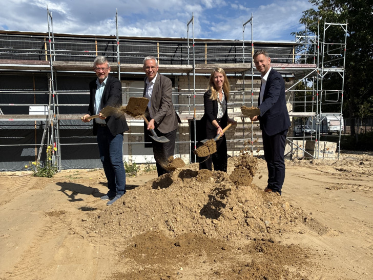 Axel Piepers (Leiter Geschäftsbereich Sport), Stadtbaurat Kai-Uwe Hirschheide, Stefanie Jäger-Wilke (Leiterin Geschäftsbereich Grün) und Oberbürgermeister Dennis Weilmann beim offiziellen Spatenstich.