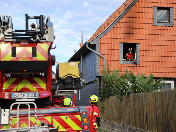 Die Spuren des Brandes sind auch von außen sichtbar.