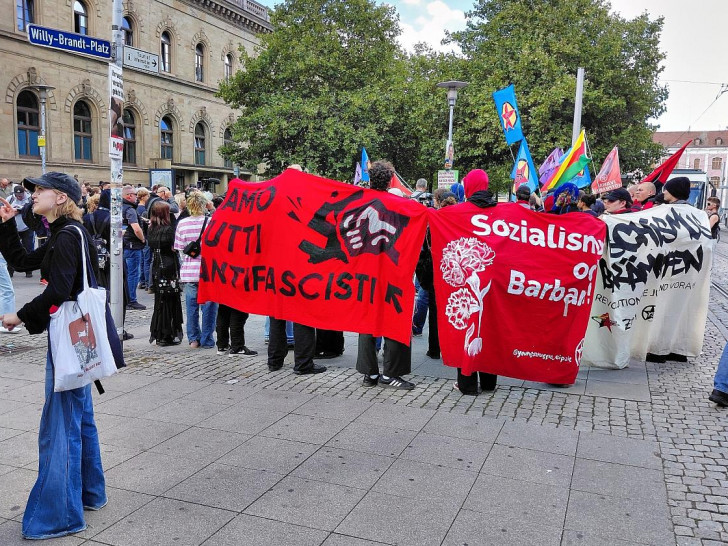 Demo zur Landtagswahl in Sachsen-Anhalt am Magdeburger Hauptbahnhof