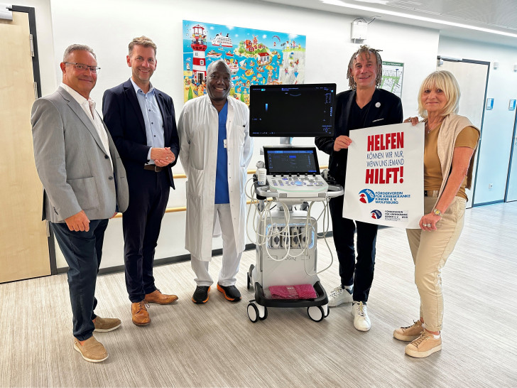 Übergabe des Ultraschallgeräts in der Kinderklinik: Nico Alaimo, Oberbürgermeister Dennis Weilmann, Dr. Sally Mukodzi, Jens-Uwe Kirsch, Edith Horn.