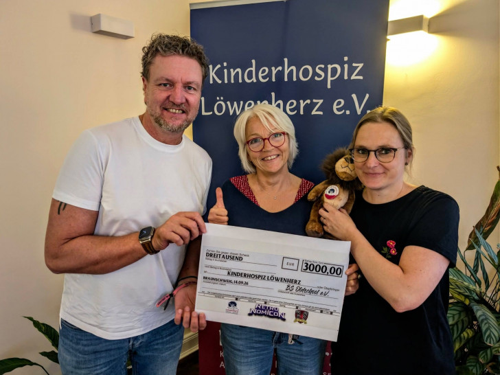 Freude über die Spendenaktion bei (v.li.) Tobias Henze, Melinda Lechtenberg, Annika Scholz-Ludas