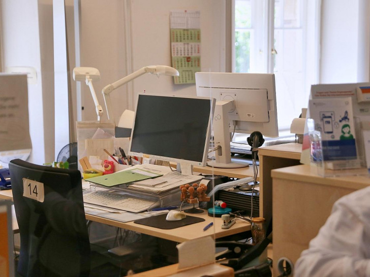 Arbeitsplatz in einer Behörde (Archiv)