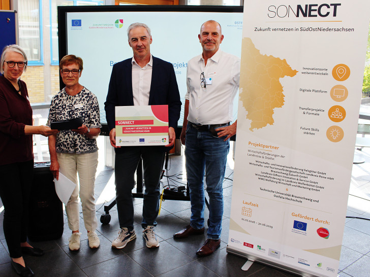 Gaben den Startschuss zum Innovations-Netzwerk SONNECT (von links): Ostfalia-Vizepräsidentin Prof. Dr. Ina Schiering, Astrid Paus vom Amt für regionale Landesentwicklung Braunschweig, Verbandsdirektor Ralf Sygusch vom Regionalverband Großraum Braunschweig und Kai Hillebrecht, Leiter des Wissens- und Technologietransfers der Ostfalia-Hochschule.
