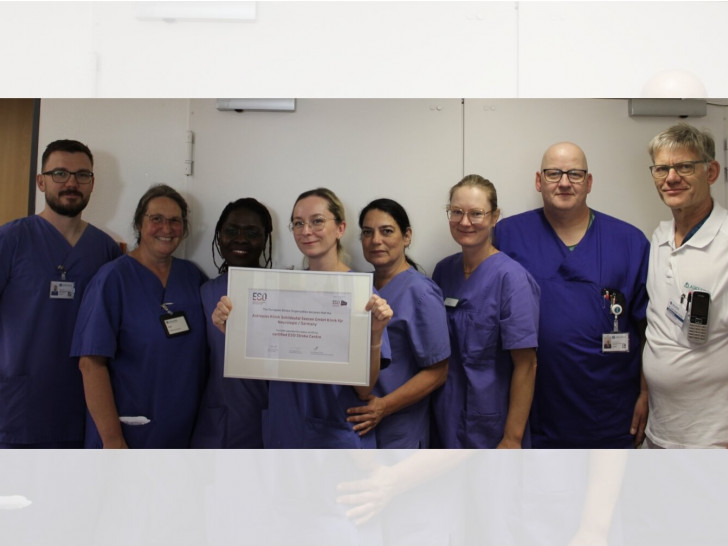 Das Team der EU-Stroke Unit der Asklepios Klinik Schildautal, r. im Bild, Dr. med. Ralph-Carsten Thinius, Chefarzt der Klinik für Neurologie und Neurologische Frührehabilitation.