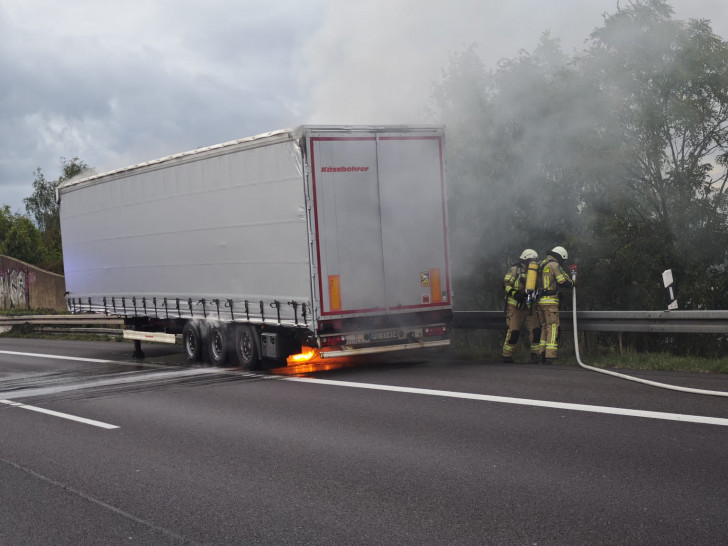 Die Feuerwehr musste einen Lkw auf der A2 löschen.
