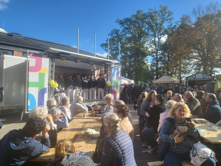 So wie auf diesem Archivbild findet auch im Herbst 2026 der Lehrscher Kunsthandwerkermarkt statt.