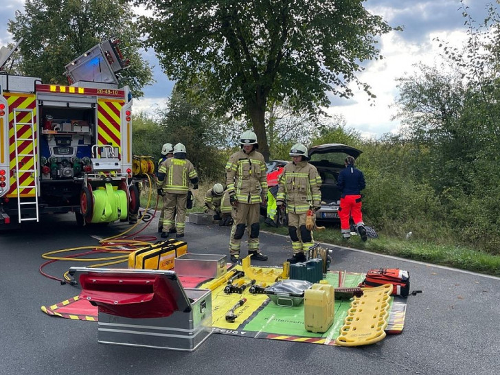 An der Einsatzstelle, der Rettungsdienst konnte nur noch den Tod des Fahrers feststellen (Archiv)