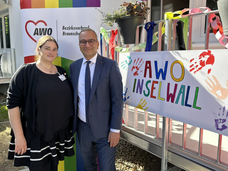 Katja Ruhland, Einrichtungsleitung des Sozialpsychiatrischen Zentrums in Braunschweig am Inselwall, und Rifat Fersahoglu-Weber, Vorstandsvorsitzender des AWO-Bezirksverbands Braunschweig, begrüßten Bewohner, Mitarbeiter sowie Politiker und kommunale Vertreter zur Eröffnungen des neuen Wohnangebots.